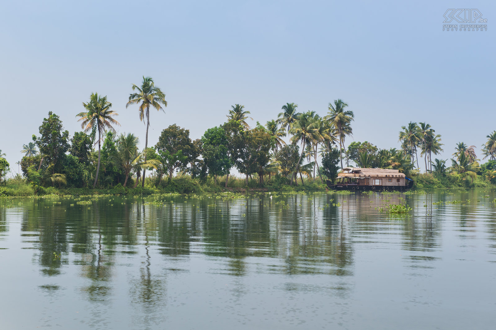 Backwaters Kerala - Houseboat Daarna vertrokken met een woonboot op de Kerala backwaters. De Kerala backwaters zijn een keten van brakke lagunes, meren en kanalen die parallel liggen aan de kust van Malabar. Het is een tropische locatie met vele palmbomen, rijstvelden, kleurrijke vogels, kleine dorpjes, ... De toeristische woonboten lijken op de traditionele Kettuvallams die werden gebruikt om de rijst en granen te vervoeren naar de havens. Stefan Cruysberghs